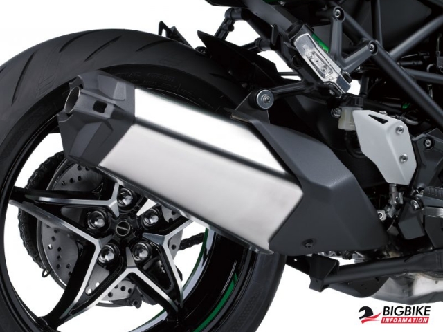 ล้อแม็กซ์รูปดาวหน้าหลังแบบของ NINJA H2 สวิงอาร์มเป็นสวิงอาร์มเดี่ยว