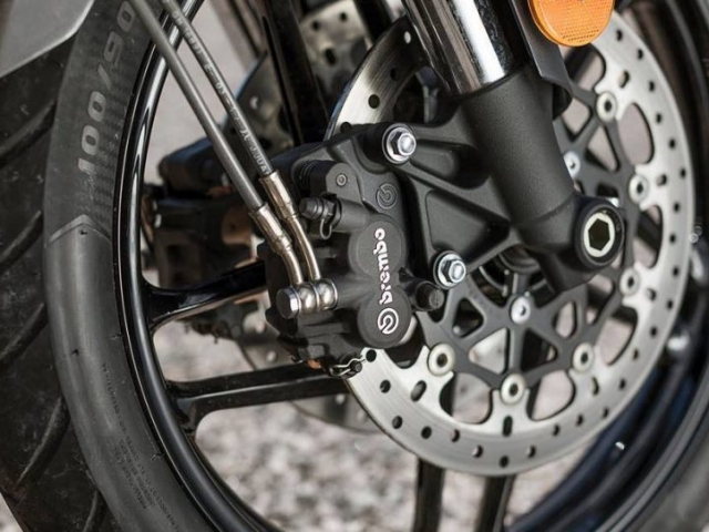 ระบบเบรกหน้าแบบ จานลอยแบบคู่ 308 มม. คาลิปเปอร์ BREMBO 2 ลูกสูบ ABS เปิดปิดได้