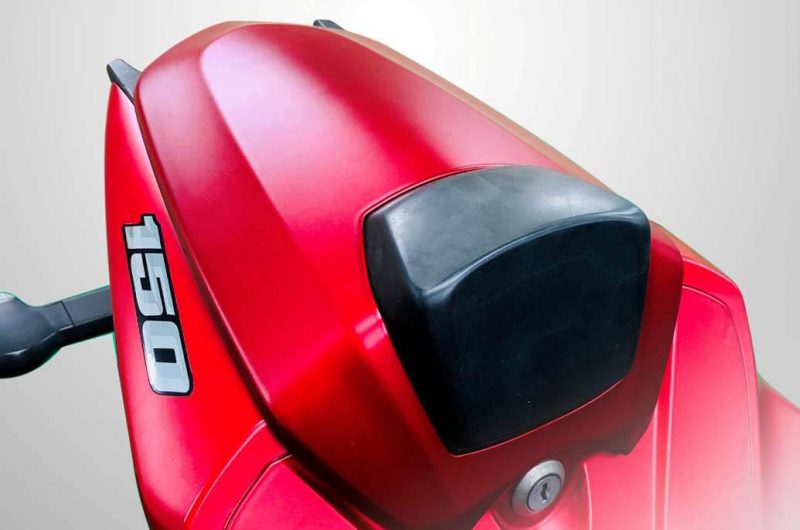 Suzuki GSX-R150 รุ่น Color Matt Red ช่วงท้ายเบาะนั่งคนซ้อน
