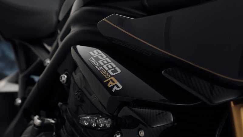 กราฟิก Triumph Speed Triple 1200 RR Bond Edition 2022